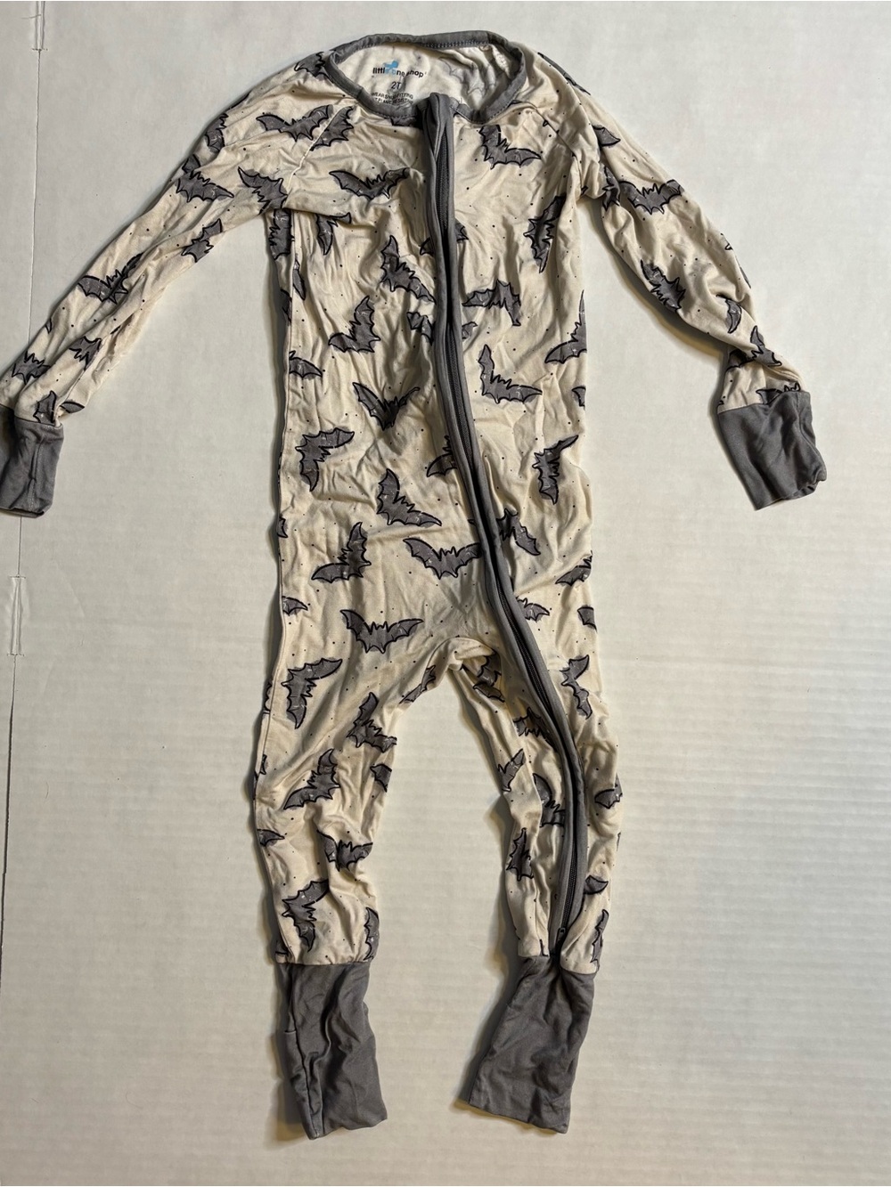 2T Cream Bat-Print Footed One-Piece Footie with Gray Trim Halloween themed
